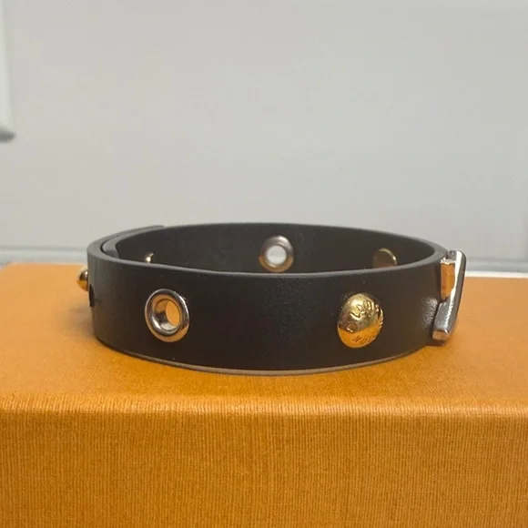 👛Host Pick👛 Louis Vuitton Black and Gold “Twist” Leather Bracelet - Picture 7 of 8